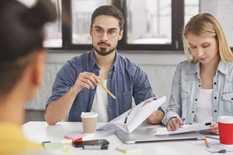 Equipe Powerlink em reunião de recrutamento